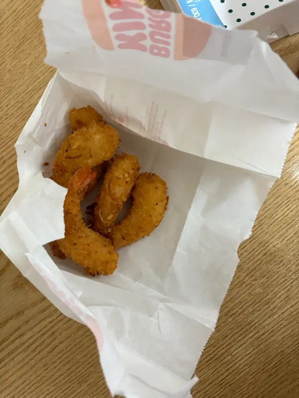 종이 봉투에 담긴 새우튀김