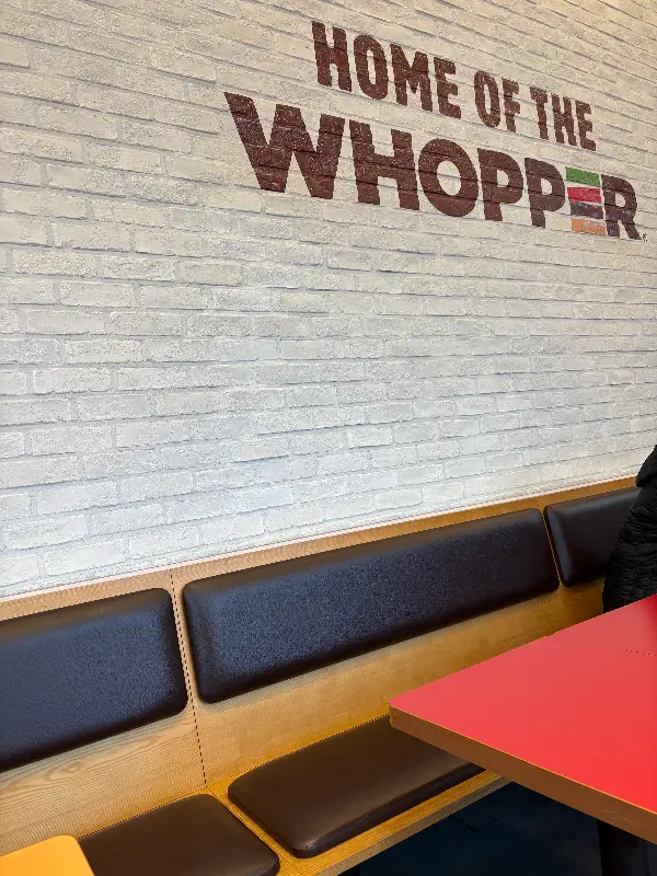 매장 벽면에 쓰여진 HOME OF THE WHOPPER