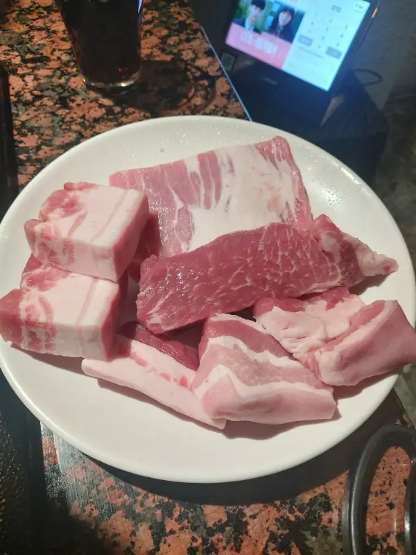 두툼한 고기 한 점의 황홀한 비주얼