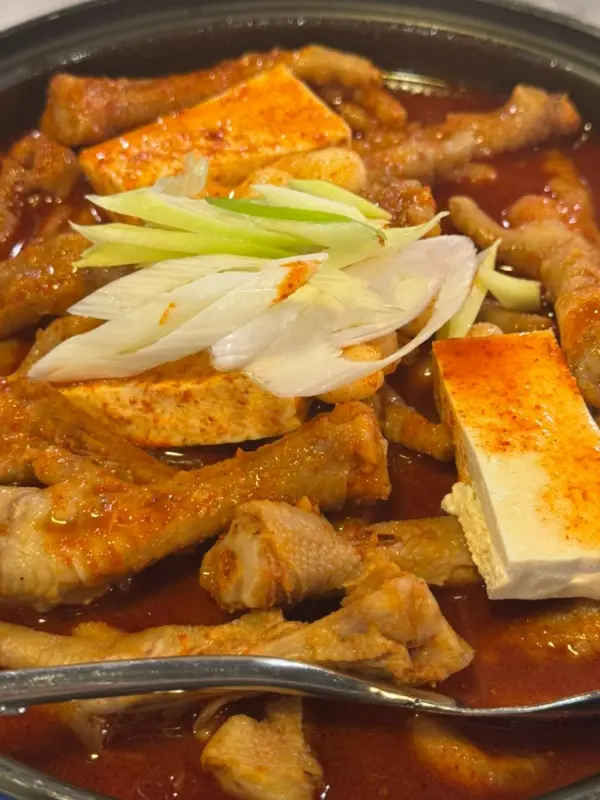 국물 닭발 안에 들어있는 쫄깃한 닭발과 두부, 파의 모습