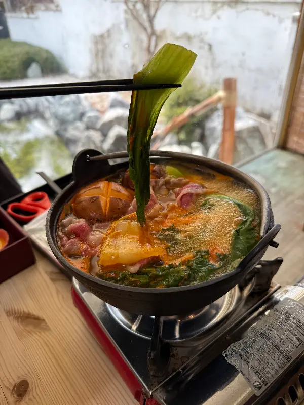 육수에 담긴 신선한 야채와 차돌박이