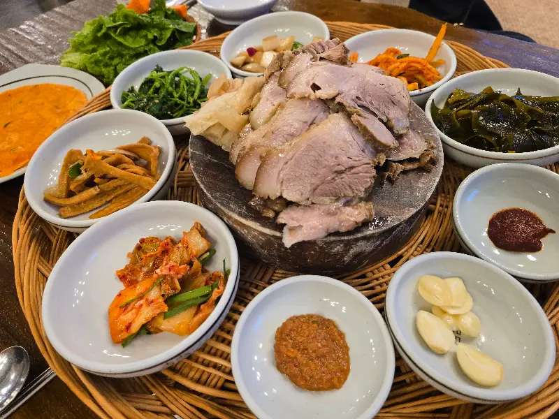 정갈하고 푸짐한 돔베고기 한상차림