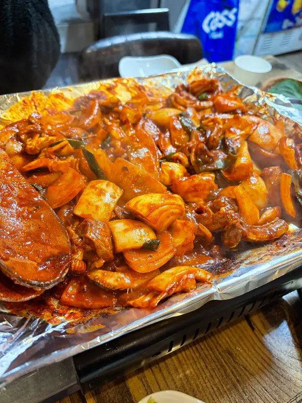 철판 위에서 맛있게 익어가는 꼼장어