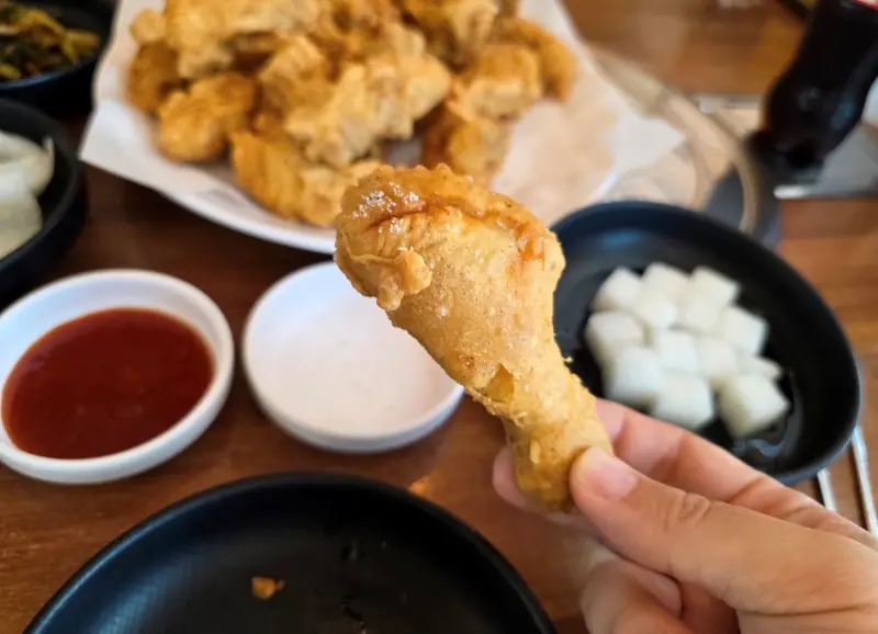 겉은 바삭하고 속은 촉촉한 메밀 치킨