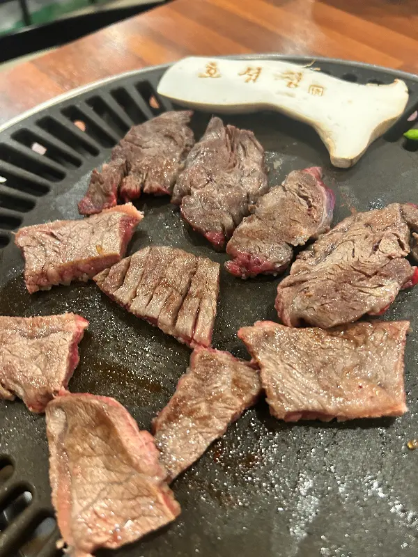 숯불 위에서 익어가는 한우
