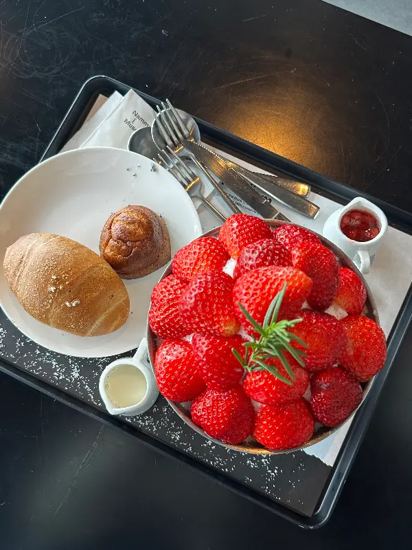 딸기 빙수와 빵