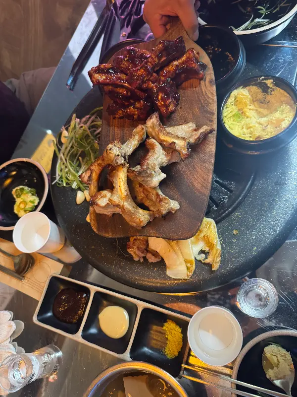 한 상 가득 차려진 쪽갈비 세트