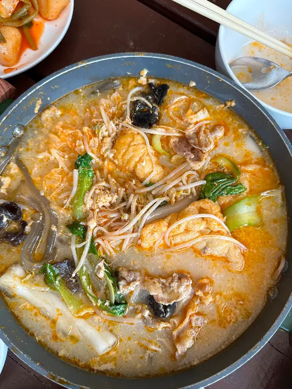 마라탕과 다양한 곁들임 메뉴