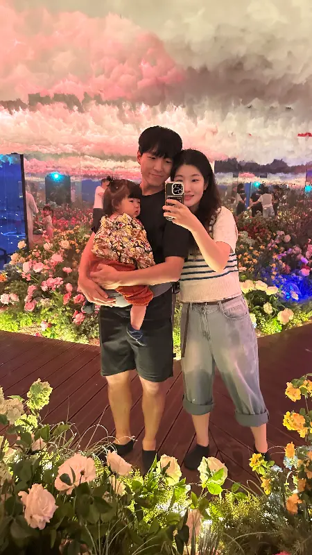 만선식당 근처 꽃밭에서 가족사진