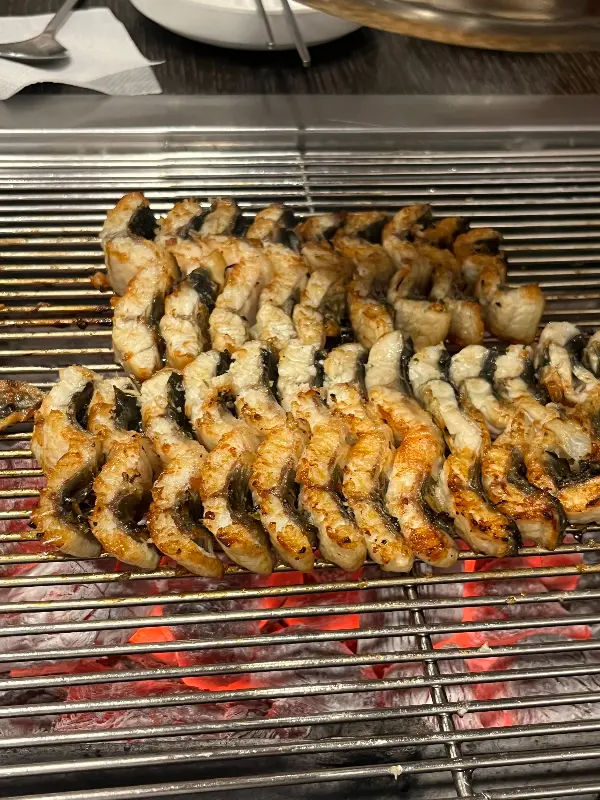 숯불에 구워지는 장어