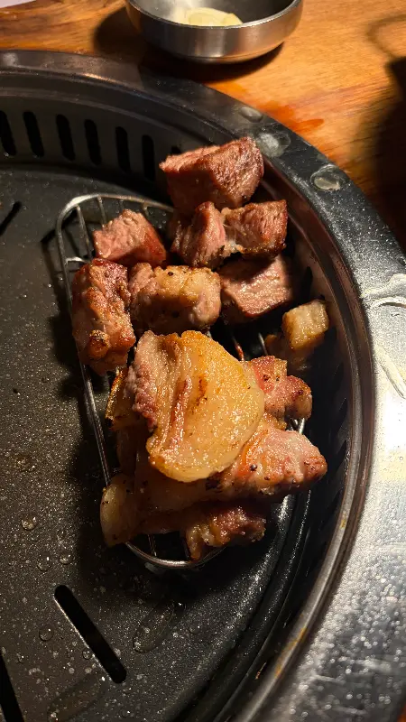 잘 구워진 돼지 고기