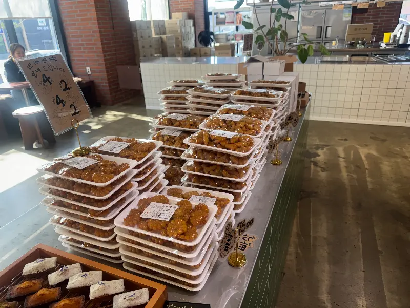 다양한 종류의 약과가 쌓여있는 모습