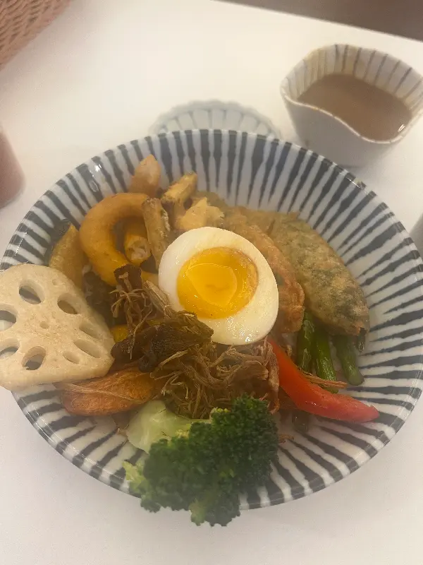 채소가 가득한 텐동