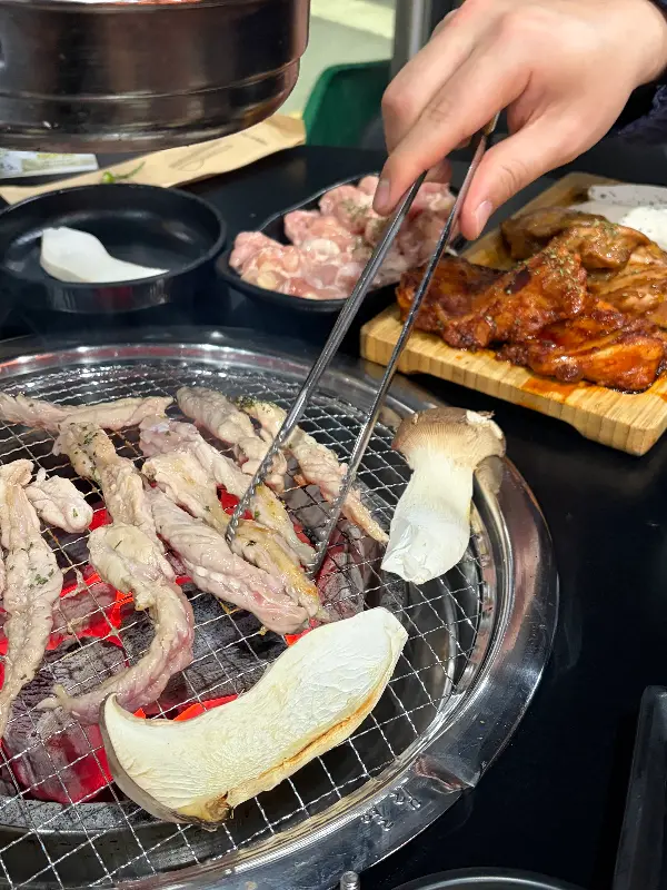 숯불 위에서 익어가는 닭목살