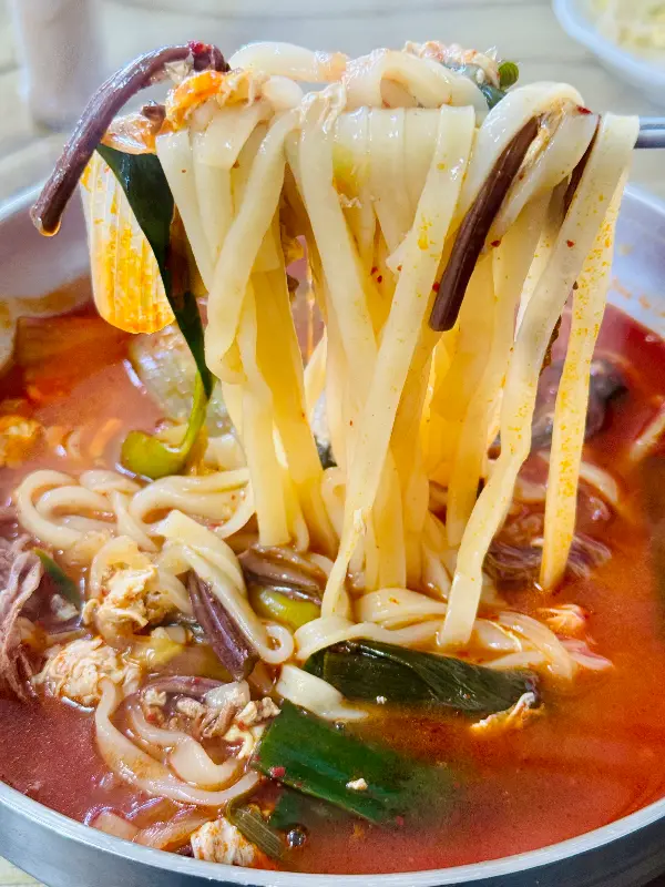 육개장 칼국수의 푸짐한 양