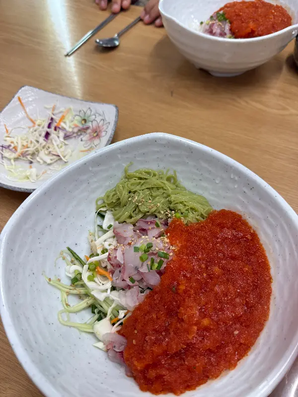 붉은 양념이 인상적인 물회