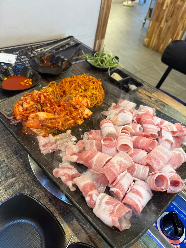 다양한 쌈 채소와 곁들임 반찬