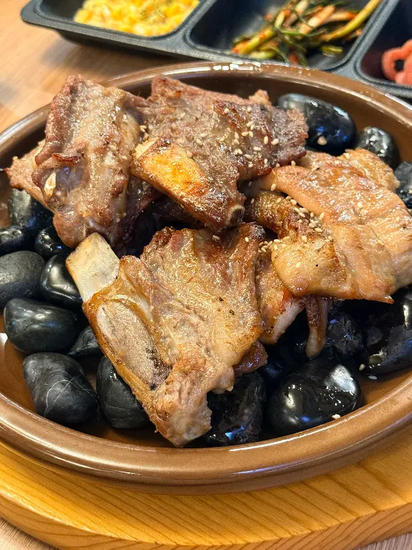 윤기가 좌르르 흐르는 숯불돼지갈비