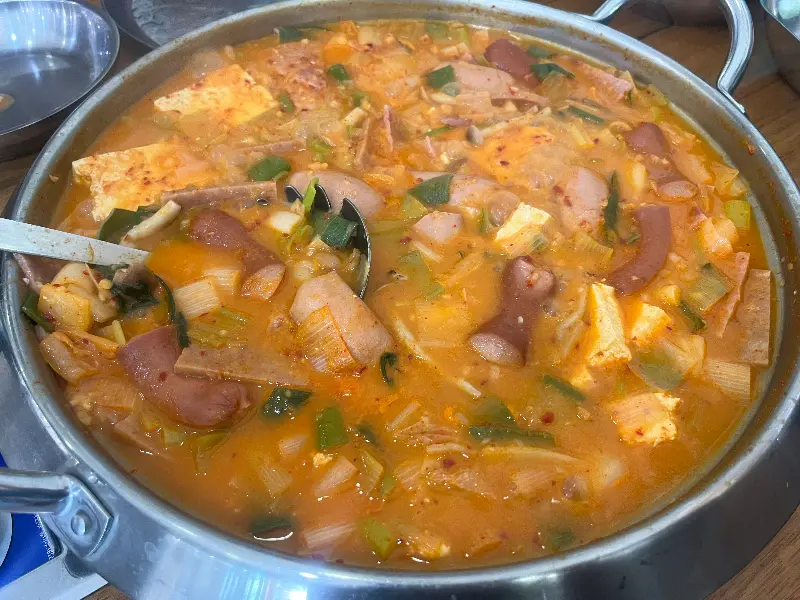 푸짐한 부대찌개 재료들