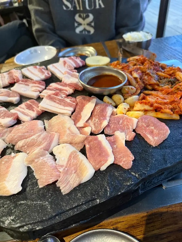돌판에 구워 더욱 맛있는 삼겹살