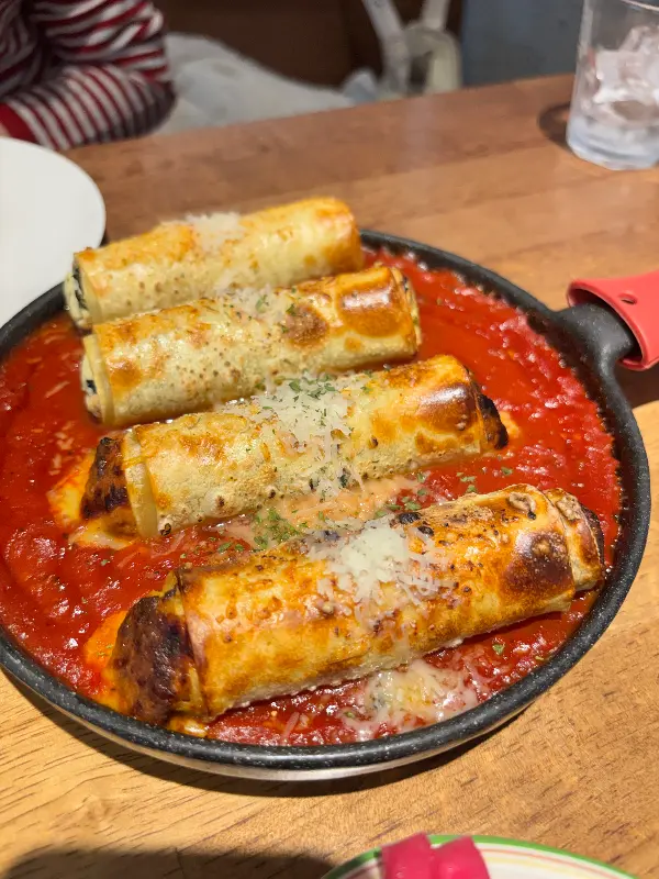 라자냐 단면을 찍은 사진으로, 겹겹이 쌓인 파스타 면과 소스가 먹음직스럽다.