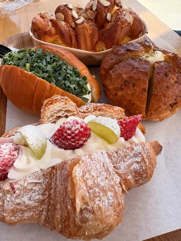 대파크림 소금빵과 딸기 크루아상