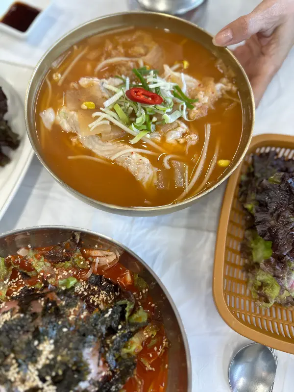 곰치국과 물회 한 상 차림