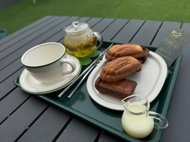 야외 테이블에 놓인 디저트