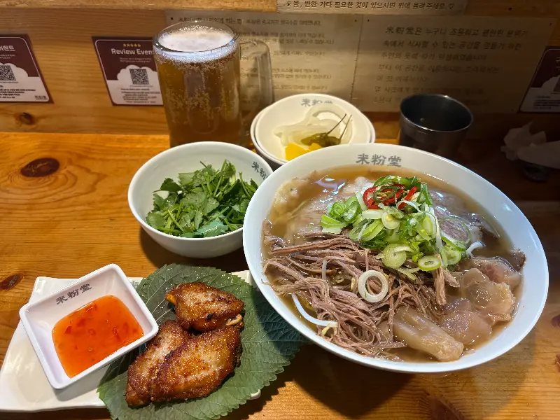 차돌양지힘줄 쌀국수와 짜조