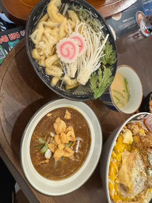 돈카춘 내부 테이블 모습