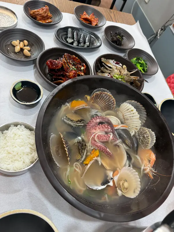 한상 가득 차려진 해물칼국수 세트 메뉴
