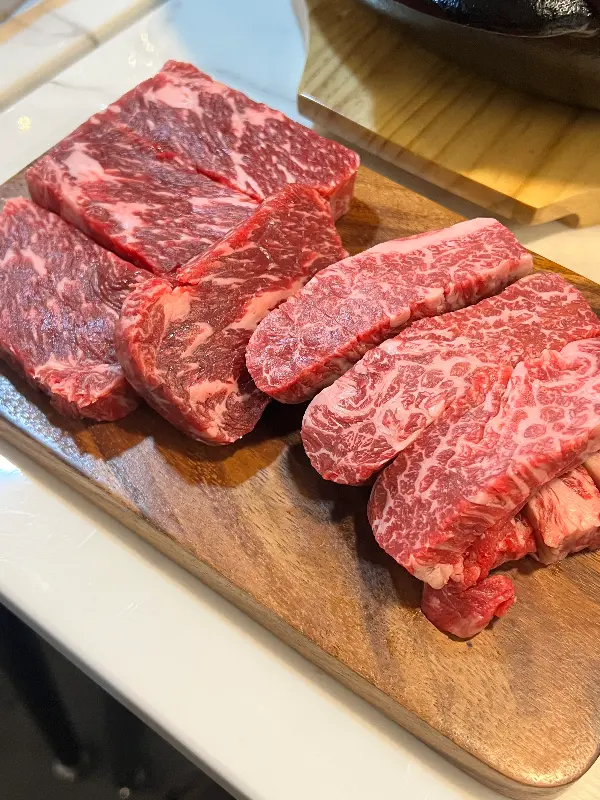 마블링이 환상적인 한우 모둠