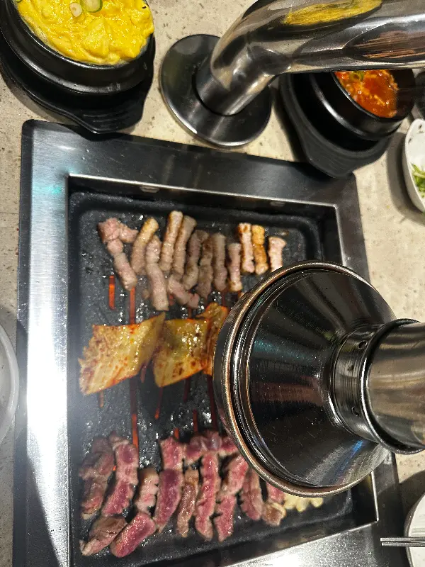 숯불 위에서 익어가는 삼겹살