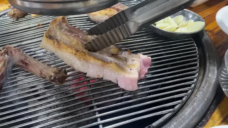 노릇노릇 익어가는 오리고기