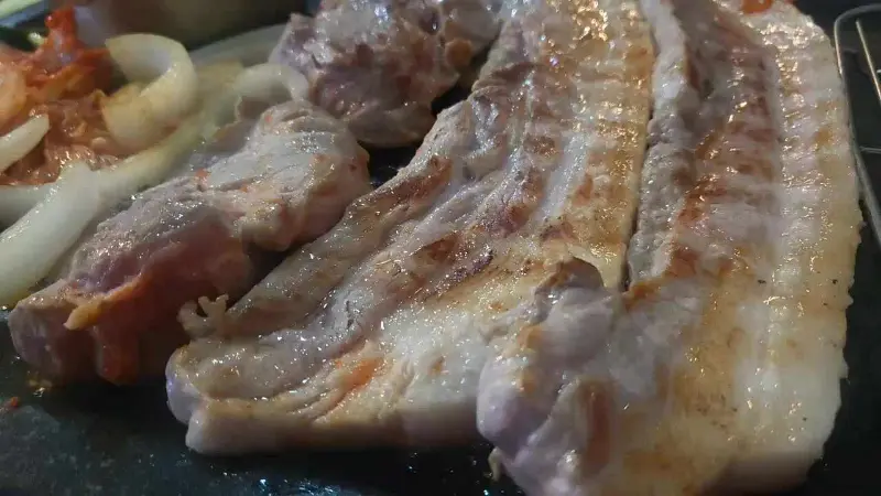 노릇하게 구워진 삼겹살