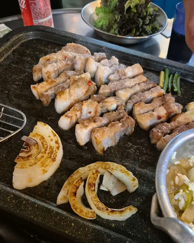 맛있게 구워진 삼겹살