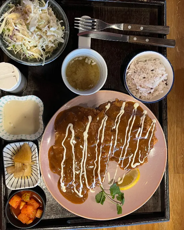 정갈하게 차려진 모듬까스 한 상