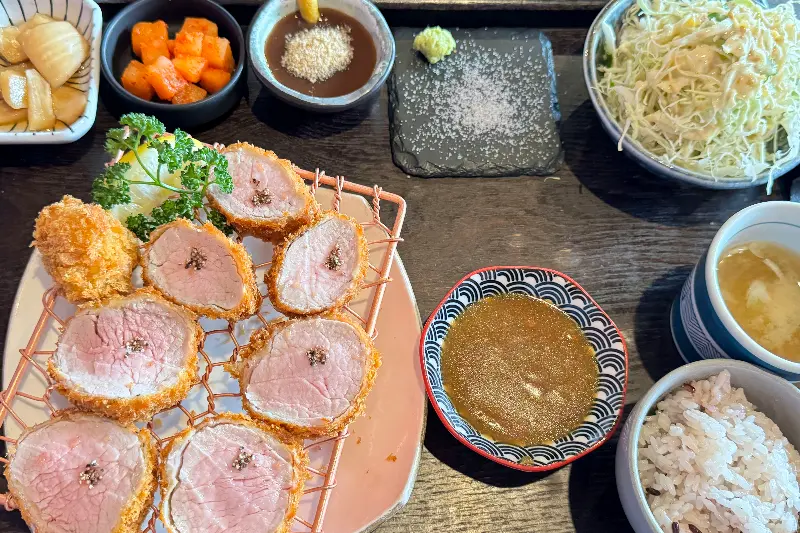 윤기가 흐르는 돈가스 단면