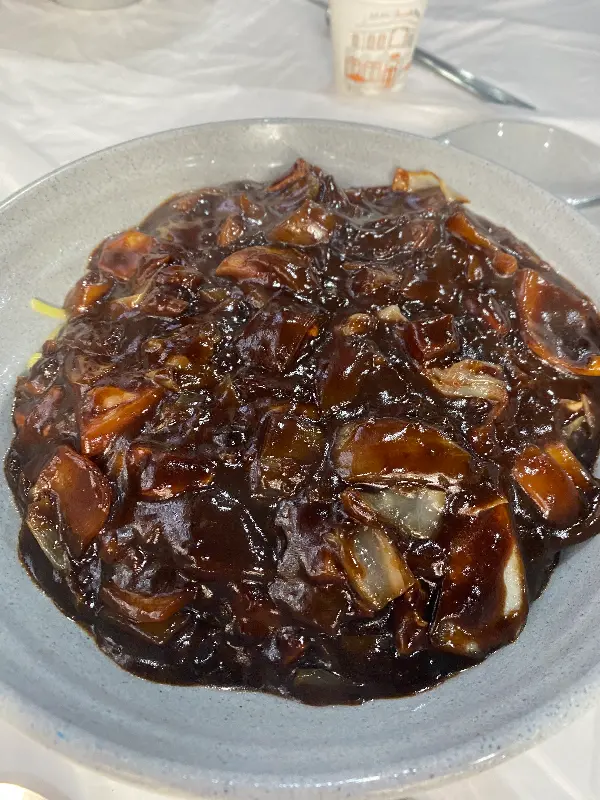 윤기가 흐르는 짜장면