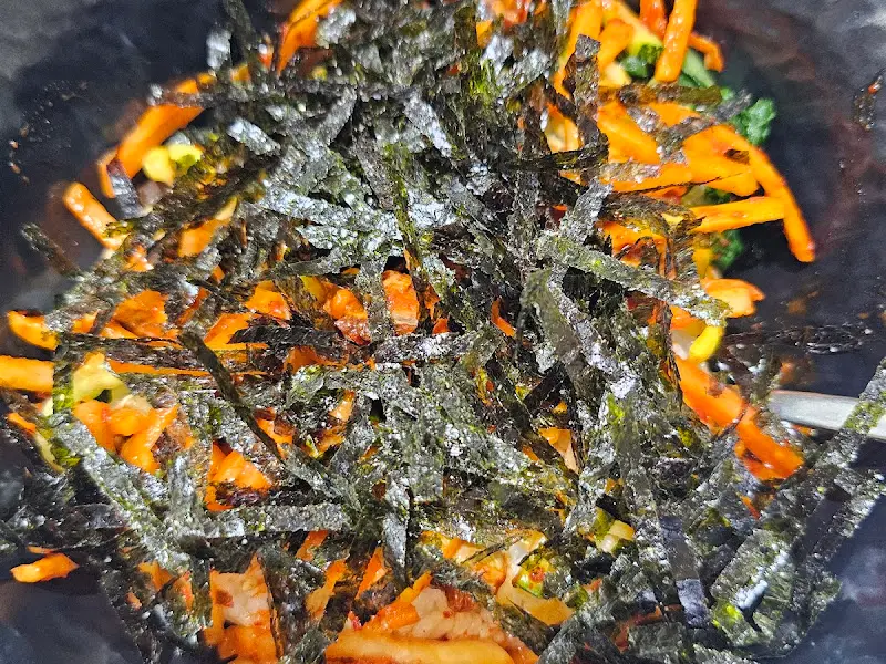 김가루가 뿌려진 꼬막비빔밥