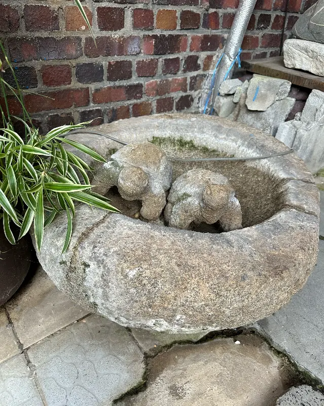 정원의 옹기 조형물