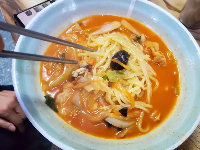 젓가락으로 면을 들어올리는 모습