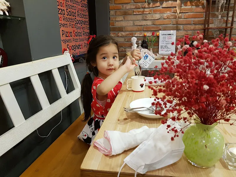 테이블에 앉아있는 아이