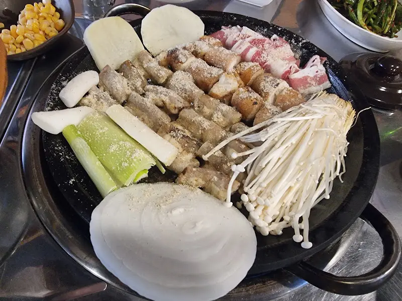 곱창, 대창, 막창이 푸짐하게 담긴 돌판