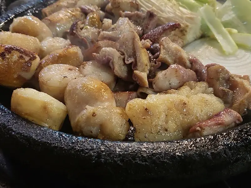 돌판 위에 가득 담긴 곱창