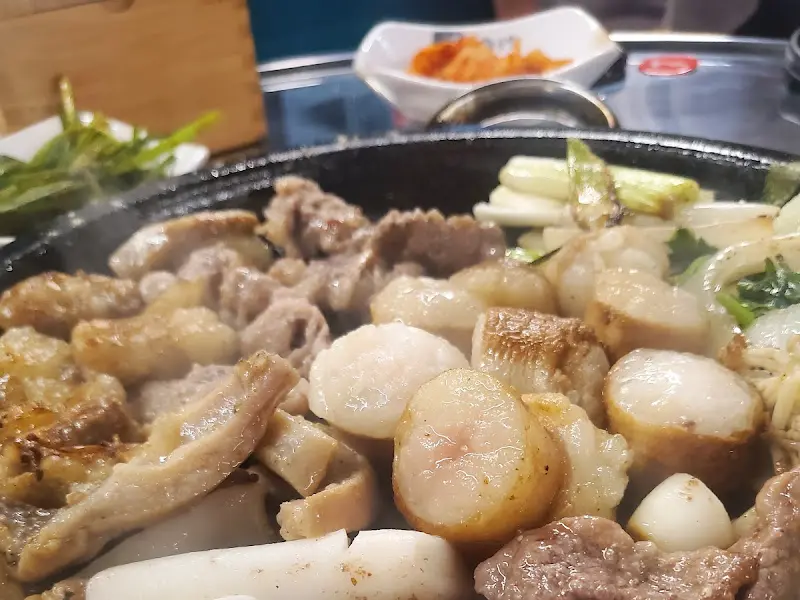 돌판 위에서 익어가는 곱창, 대창, 막창