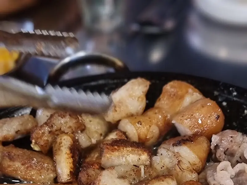 집게로 곱창을 들어올리는 모습