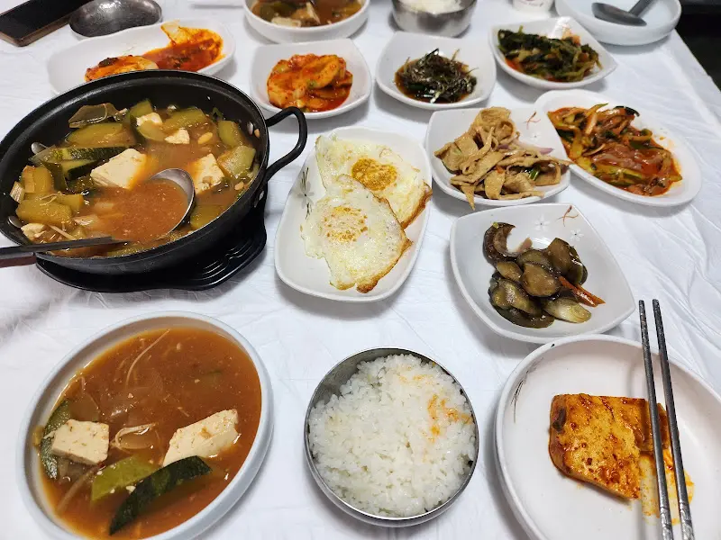 계란 프라이와 김치찌개가 돋보이는 백반