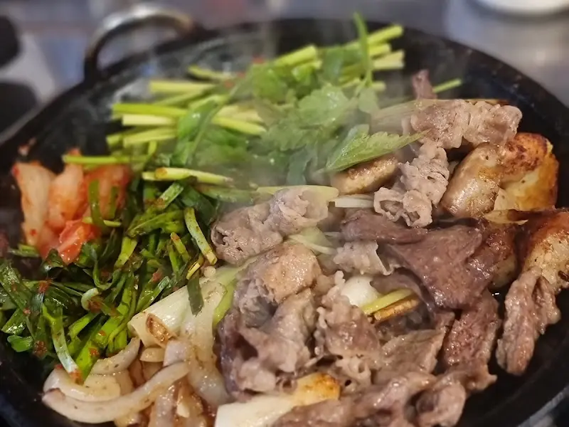 곱창과 함께 구워지는 김치와 부추