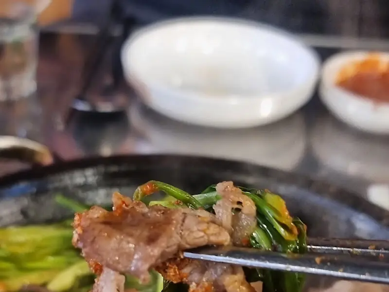 젓가락으로 곱창을 집어올리는 모습